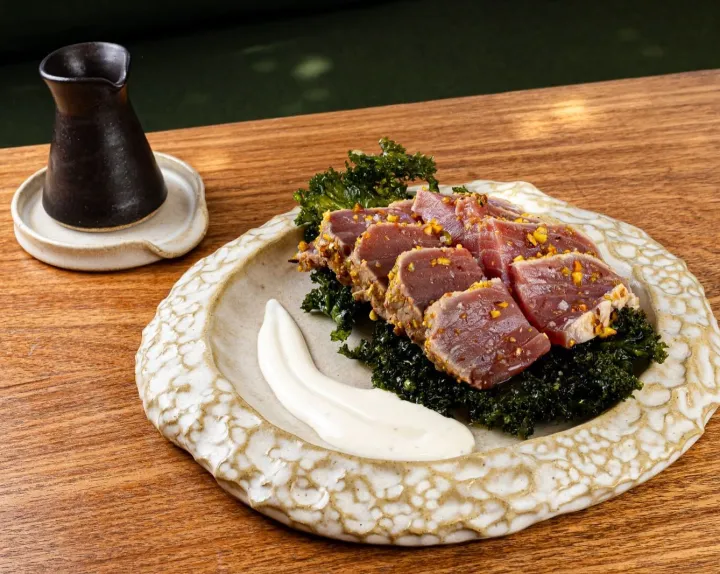 Atum tataki sobre couve crispy