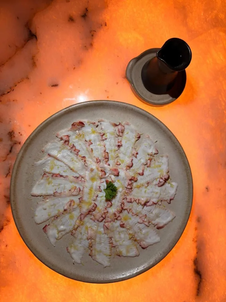 Carpaccio de polvo trufado sobre mármore aquecido