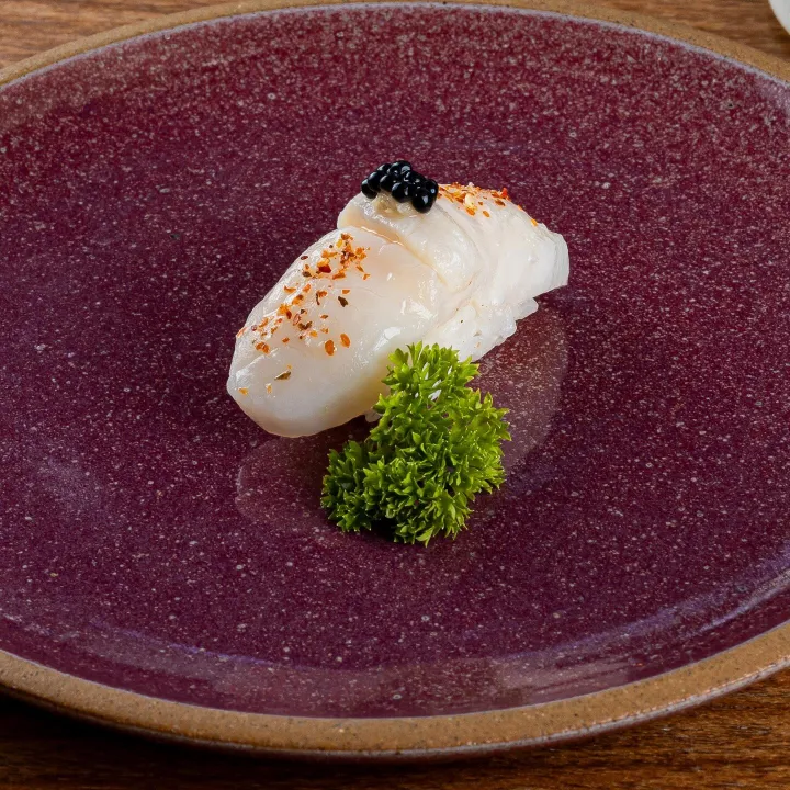 Sushi de engawa com caviar