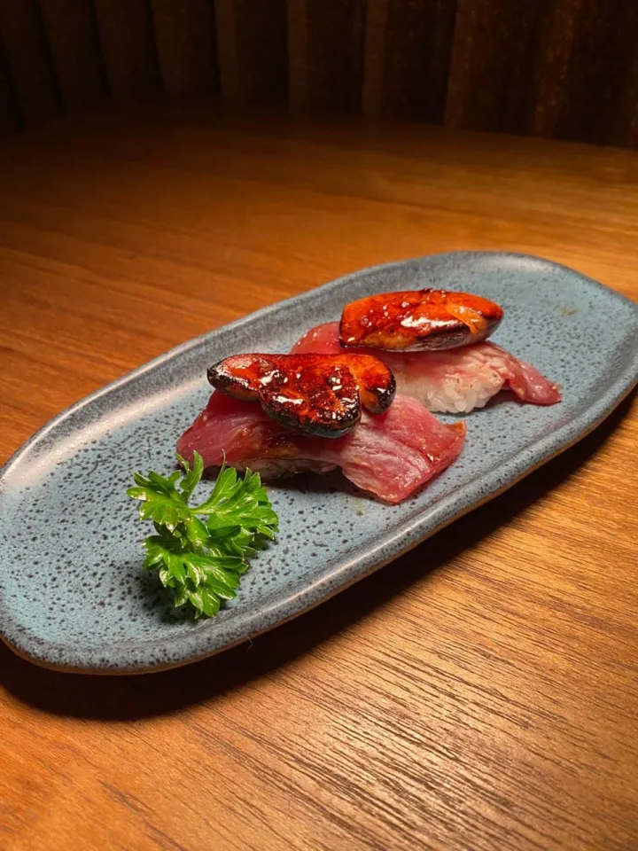 Sushi de atum finalizado com foie gras maçaricado