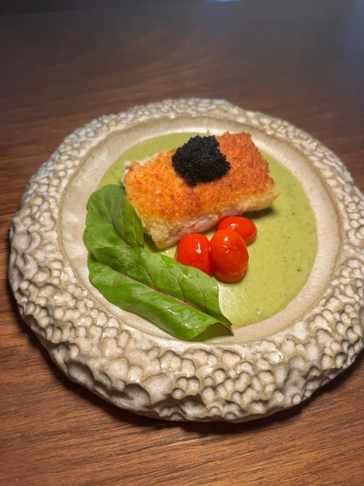 Robalo ao velouté de ervilha com caviar e tomate confit
